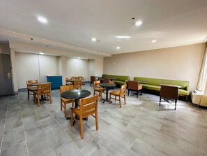 Free daily continental breakfast  - Townhouse Near Hall Of Fame Canton I 77 (Canton)