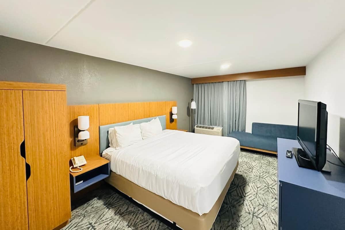 Premium bedding, in-room safe, desk, iron/ironing board