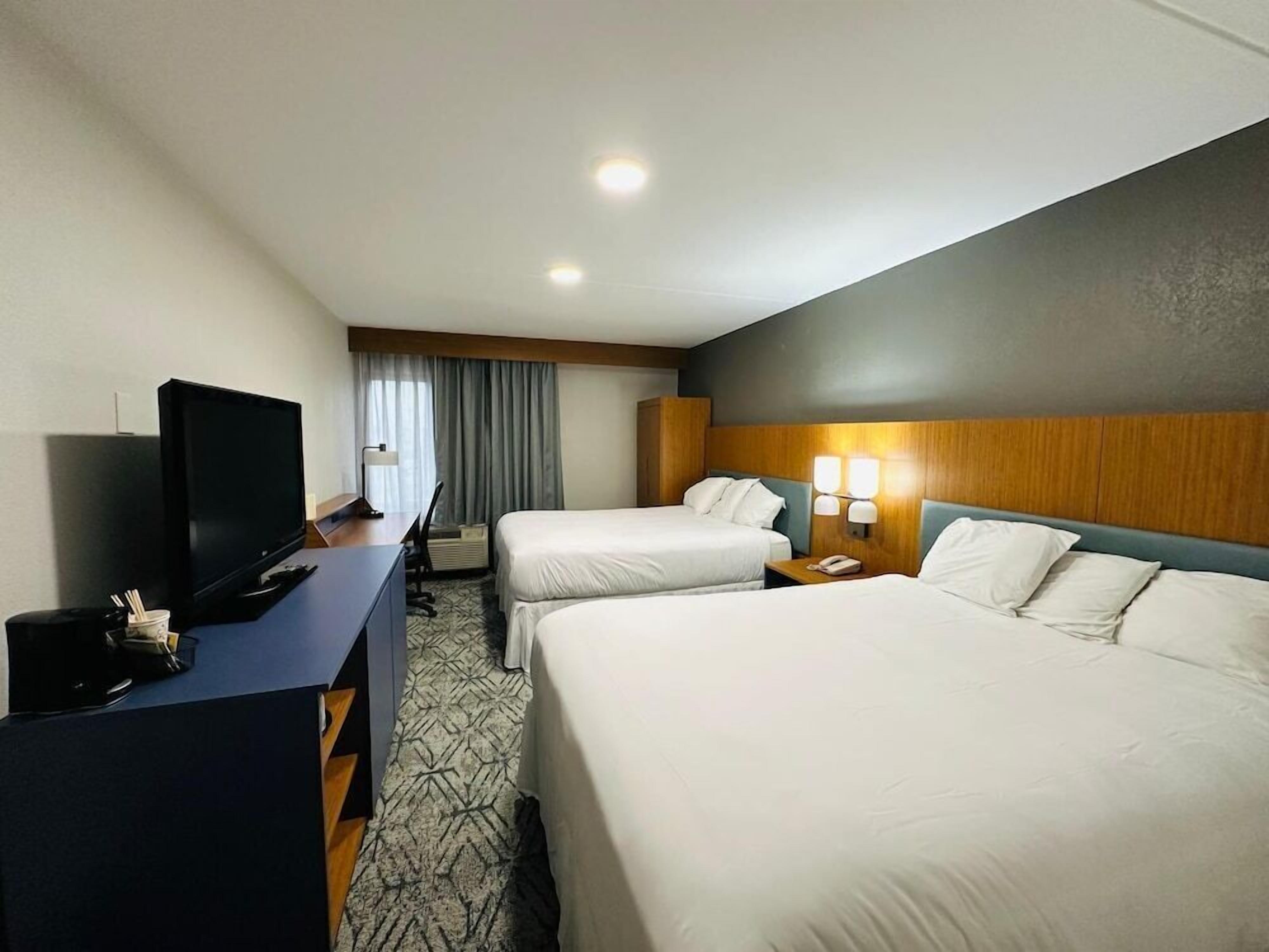 Premium bedding, in-room safe, desk, iron/ironing board