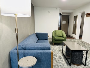 Ropa de cama de alta calidad, escritorio, cortinas opacas