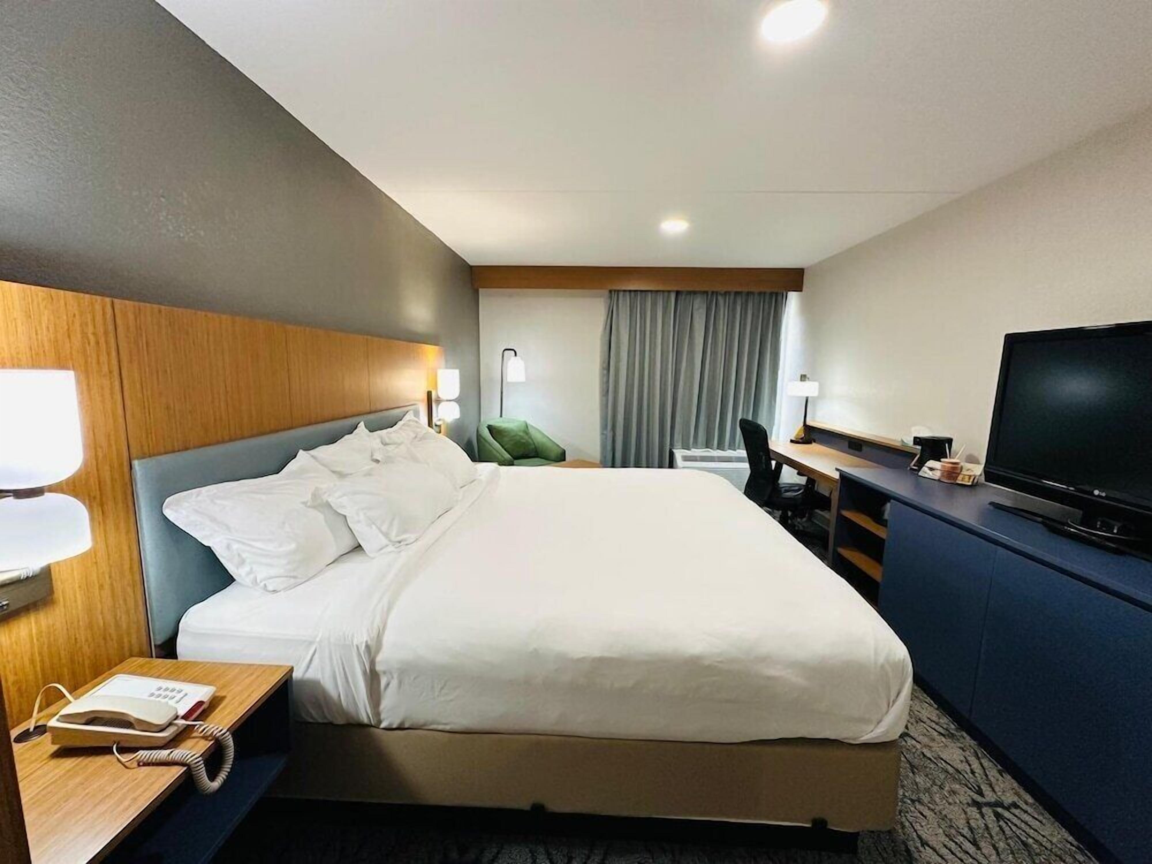 Premium bedding, in-room safe, desk, iron/ironing board