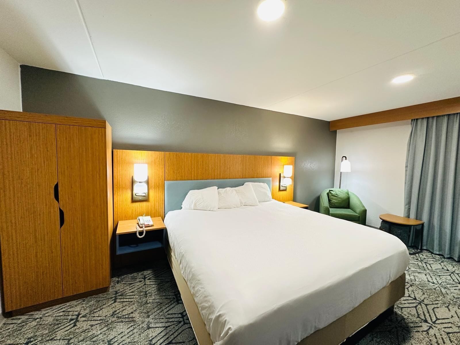 Premium bedding, in-room safe, desk, iron/ironing board