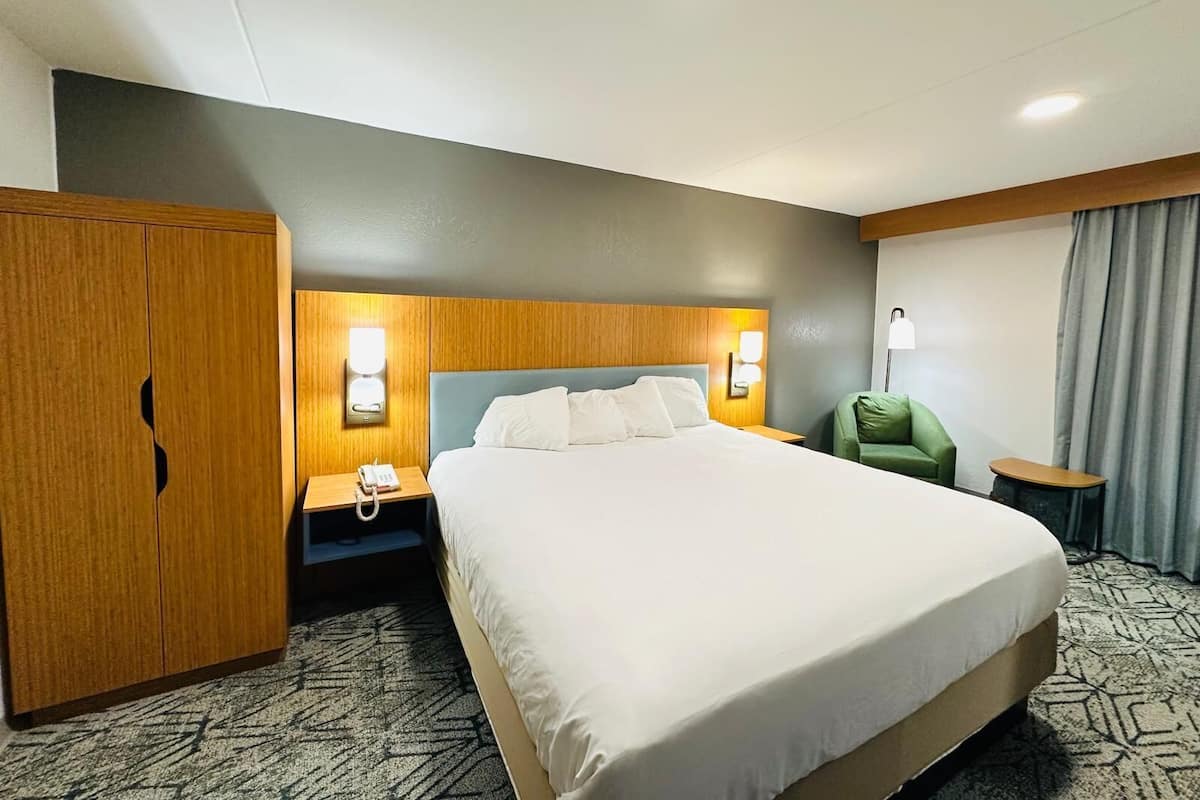 Premium bedding, in-room safe, desk, iron/ironing board