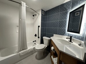 Ropa de cama de alta calidad, escritorio y cortinas blackout 