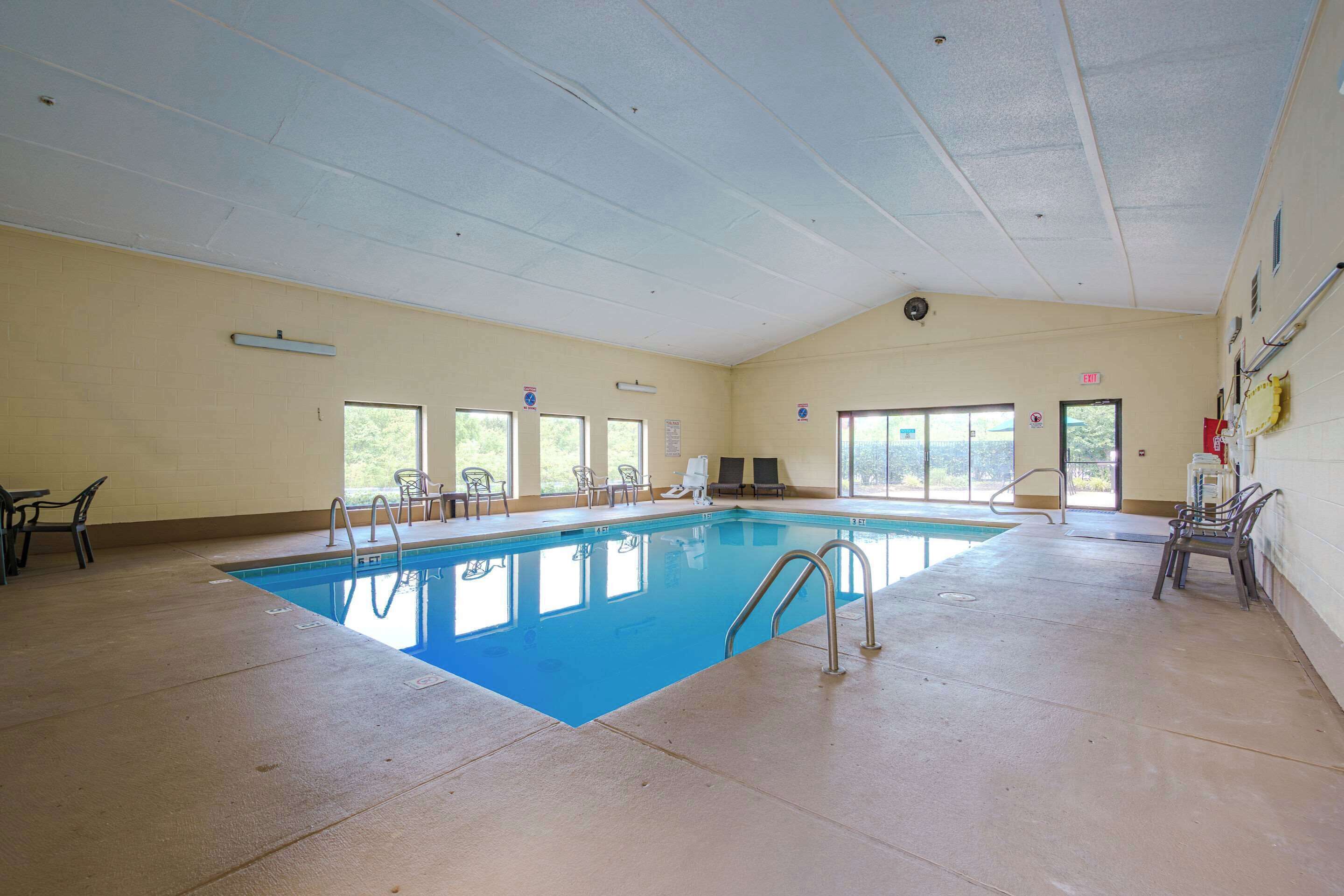 Piscina interna, funciona das 8h às 23h, espreguiçadeiras