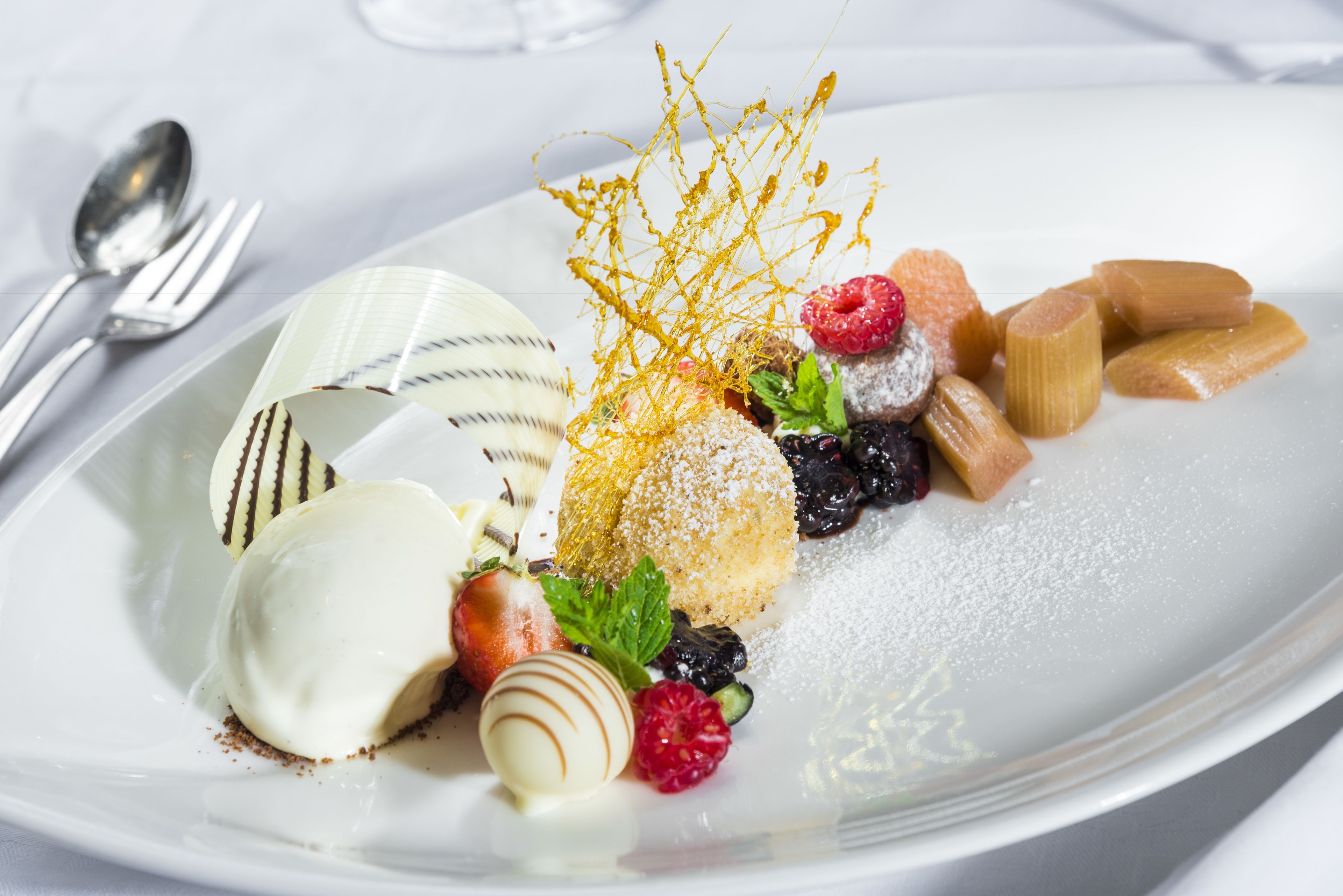 Ein Dessertteller mit verschiedenen Süßigkeiten und Früchten.