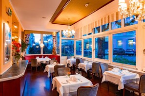 Breakfast, lunch and dinner served - Parkhotel Graz - Traditional Luxury (Graz)