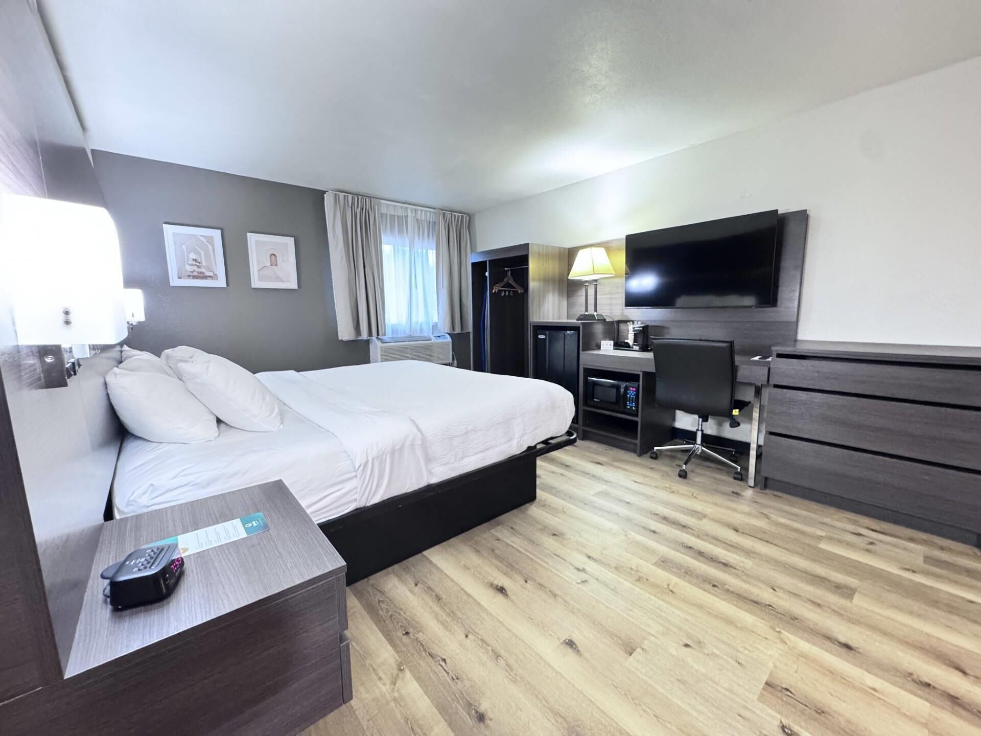 King Bed, Suite, 1- Sofa | Sengetøy av topp kvalitet, skrivebord og skrivebord for bærbar PC