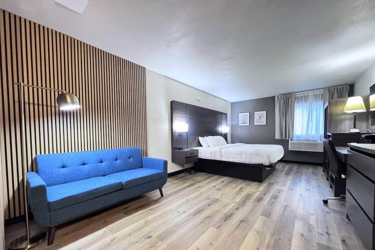 Room, 1 King Bed, Non Smoking (Upgrade) | Premium bedding, desk, laptop workspace, iron/ironing board