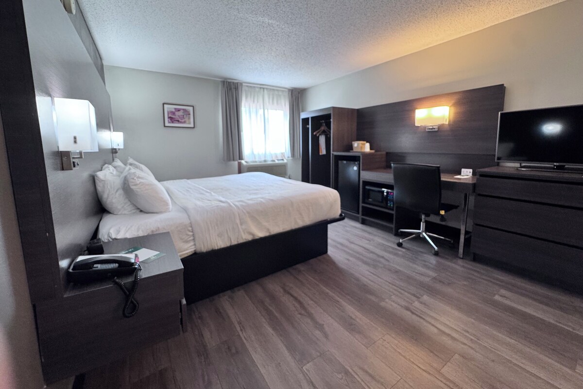 1 King Bed, Suite, In-Room Whirlpool | Premium bedding, desk, laptop workspace, iron/ironing board