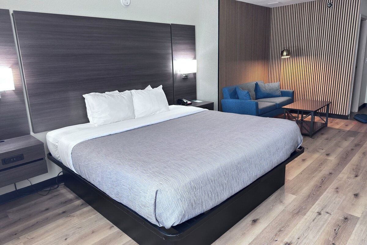 King Bed, Suite, 1- Sofa | Premium bedding, desk, laptop workspace, iron/ironing board