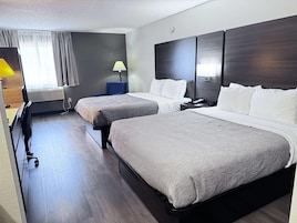 Quarto standard, 2 camas Queen, para não fumantes | Roupas de cama premium, escrivaninha, espaço de trabalho para notebook