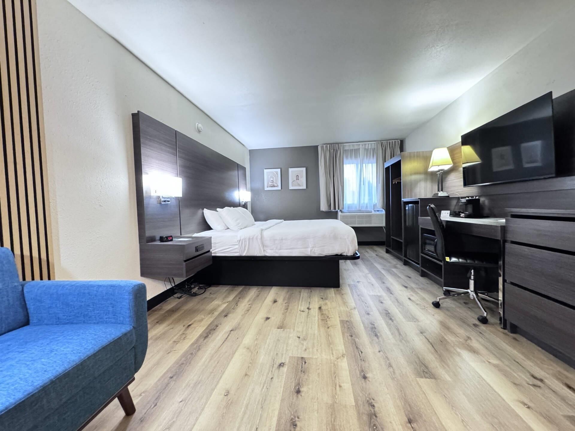 Room, 1 King Bed, Non Smoking (Upgrade) | Premium bedding, desk, laptop workspace, iron/ironing board