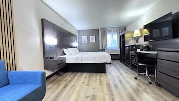 Room, 1 King Bed, Non Smoking (Upgrade) | Premium bedding, desk, laptop workspace, iron/ironing board