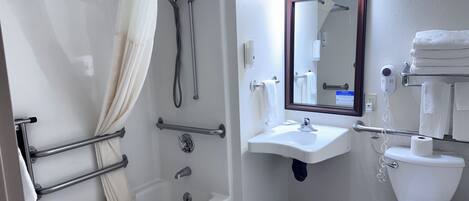 Un baño con bañera, ducha, lavabo e inodoro.