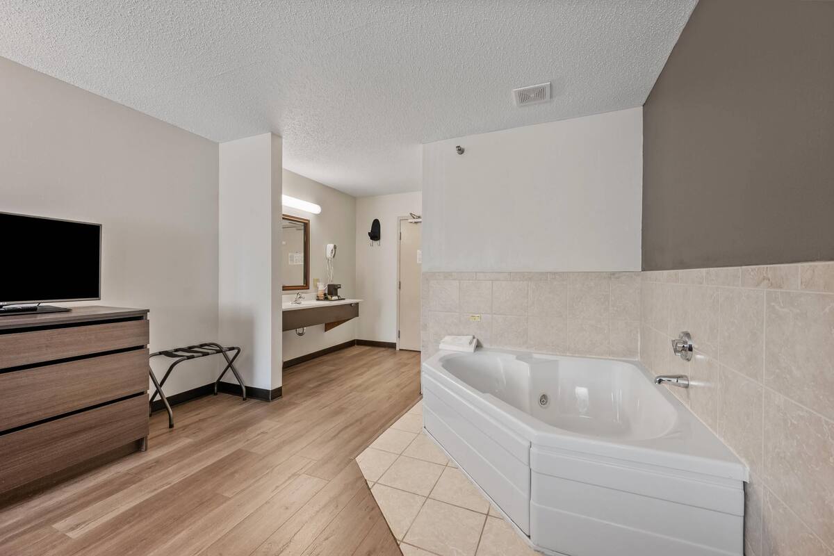 standard room, 1 king bed, non smoking | desk, laptop workspace, iron/ironing board, cots/infant beds