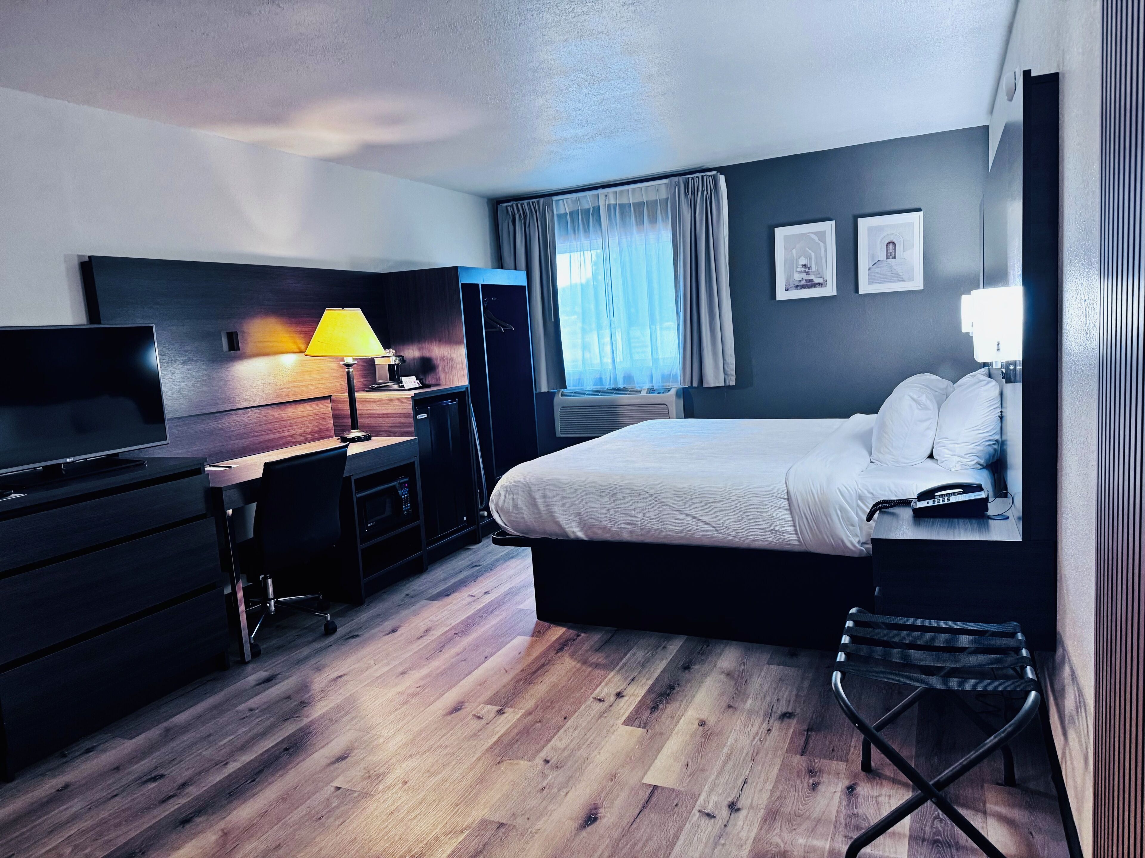 Suite, 1 King Bed, Non Smoking (Upgrade) | Premium bedding, desk, laptop workspace, iron/ironing board