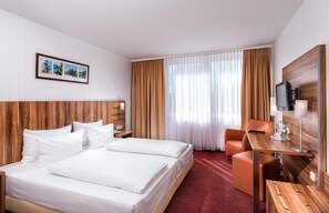 Ropa de cama hipoalergénica y caja de seguridad en la habitación 