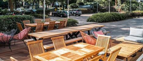 2 restaurants, breakfast served