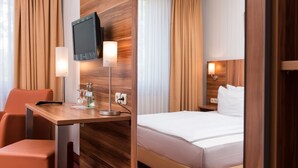 Business Single Room | Hypo-allergenic bedding available, in-room safe, blackout drapes - Hotel Bremen-Vahr (Bremen)