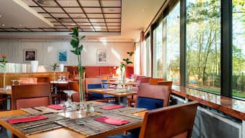 Café da manhã com buffet todos os dias (EUR 9.90 por pessoa)