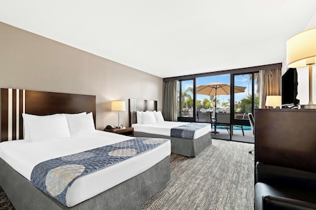 Escritorio, cortinas blackout, tabla de planchar con plancha y cunas