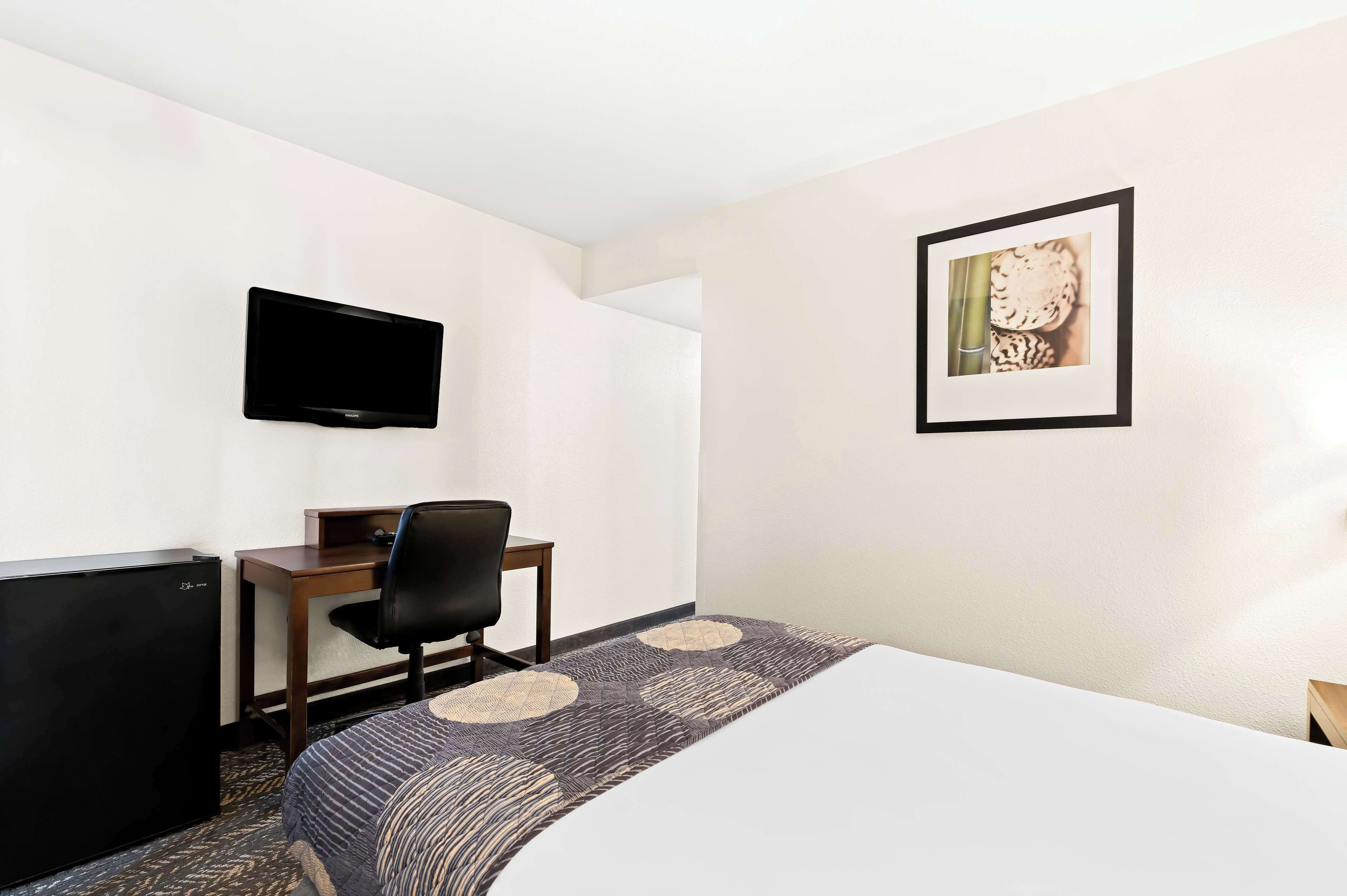 standard room, 1 double bed, accessible, non smoking | desk, blackout curtains, iron/ironing board, cots/infant beds