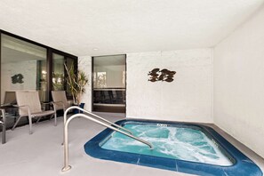Outdoor pool - Best Western Yacht Harbor Hotel (San Diego)