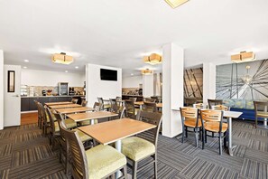 Free daily buffet breakfast  - Best Western Yacht Harbor Hotel (San Diego)