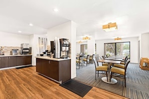 Free daily buffet breakfast - Best Western Yacht Harbor Hotel (San Diego)