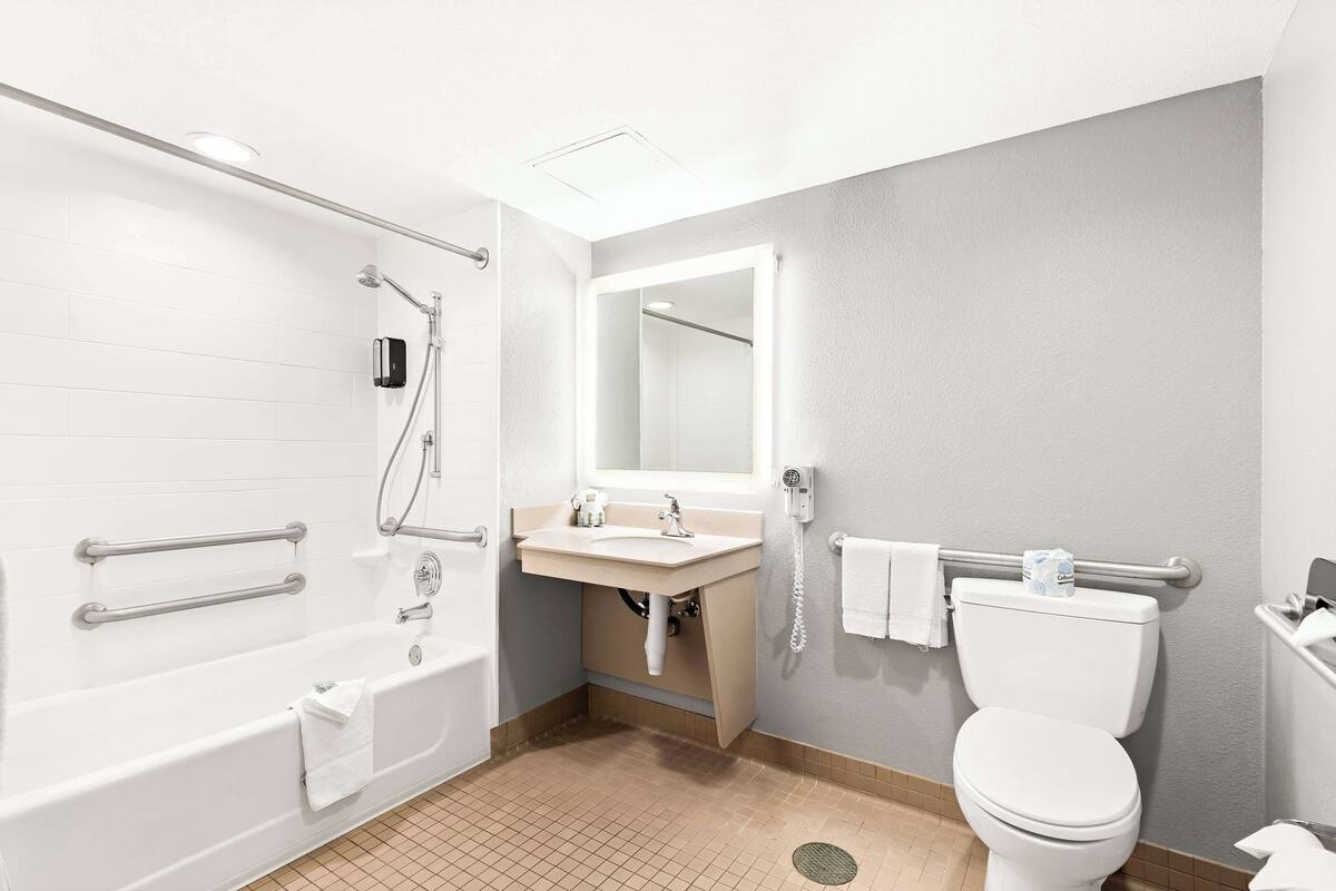 combined shower/bathtub, free toiletries, hair dryer, towels