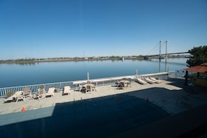 Chambre Standard, 1 grand lit, vue sur le fleuve | Vue de la chambre