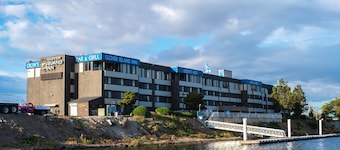 Clover Island Inn