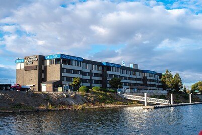 Clover Island Inn