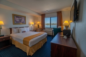 Chambre Standard, 1 grand lit, vue sur le fleuve | Bureau, rideaux dâobscurcissement, fer et planche Ă repasser