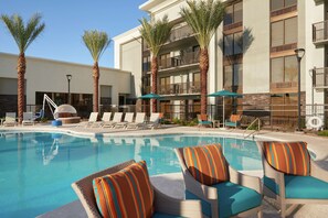 Outdoor pool, open 8:00 AM to 10:00 PM, pool umbrellas, pool loungers - Hampton Inn Lake Havasu City (Lake Havasu City)