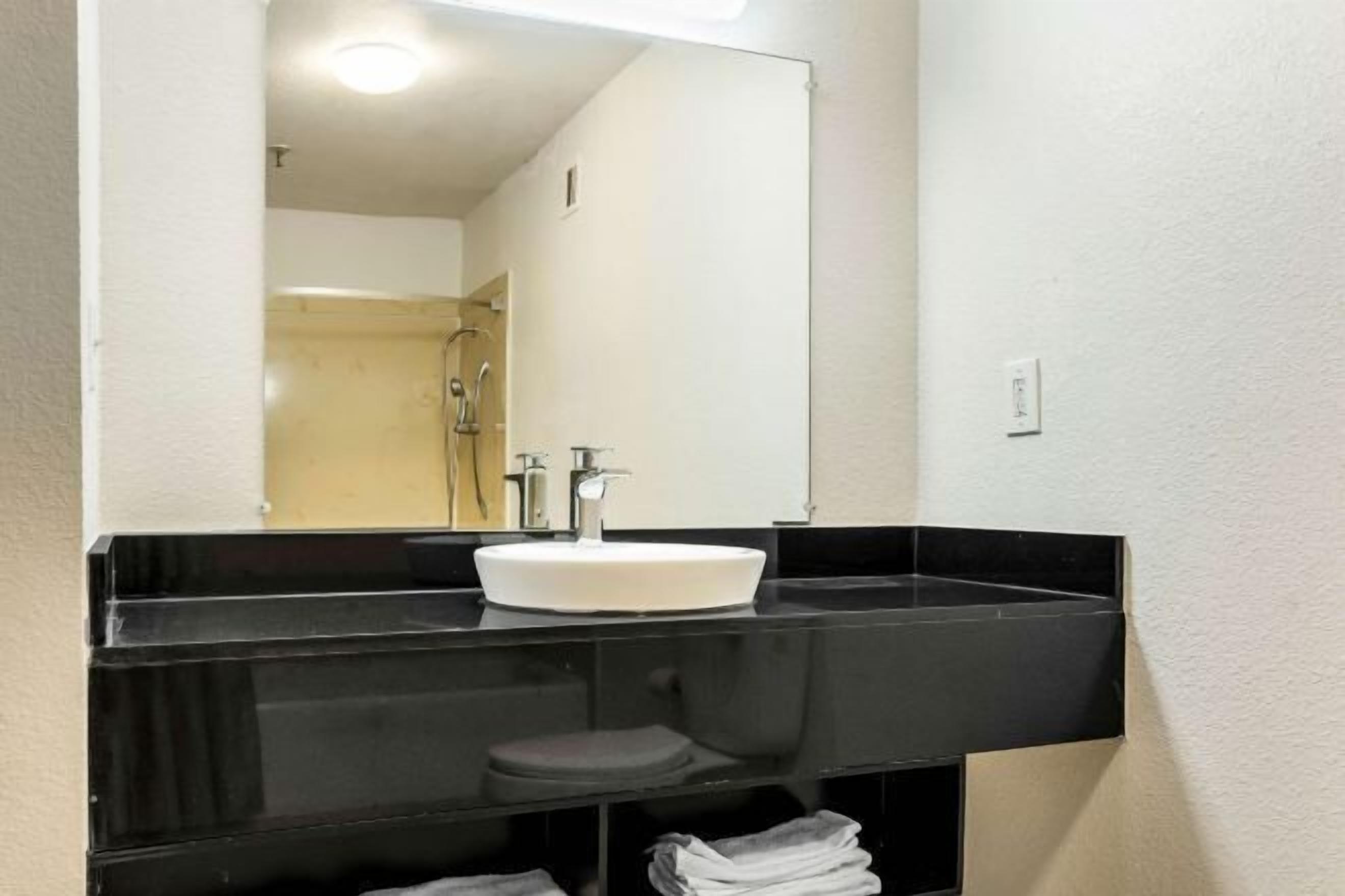 Hydromassage showerhead, hair dryer, towels