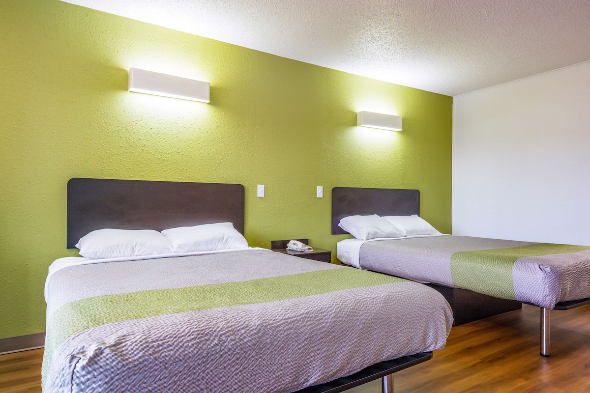 Safe på rommet, skrivebord, strykejern/-brett og barnesenger (inkludert)