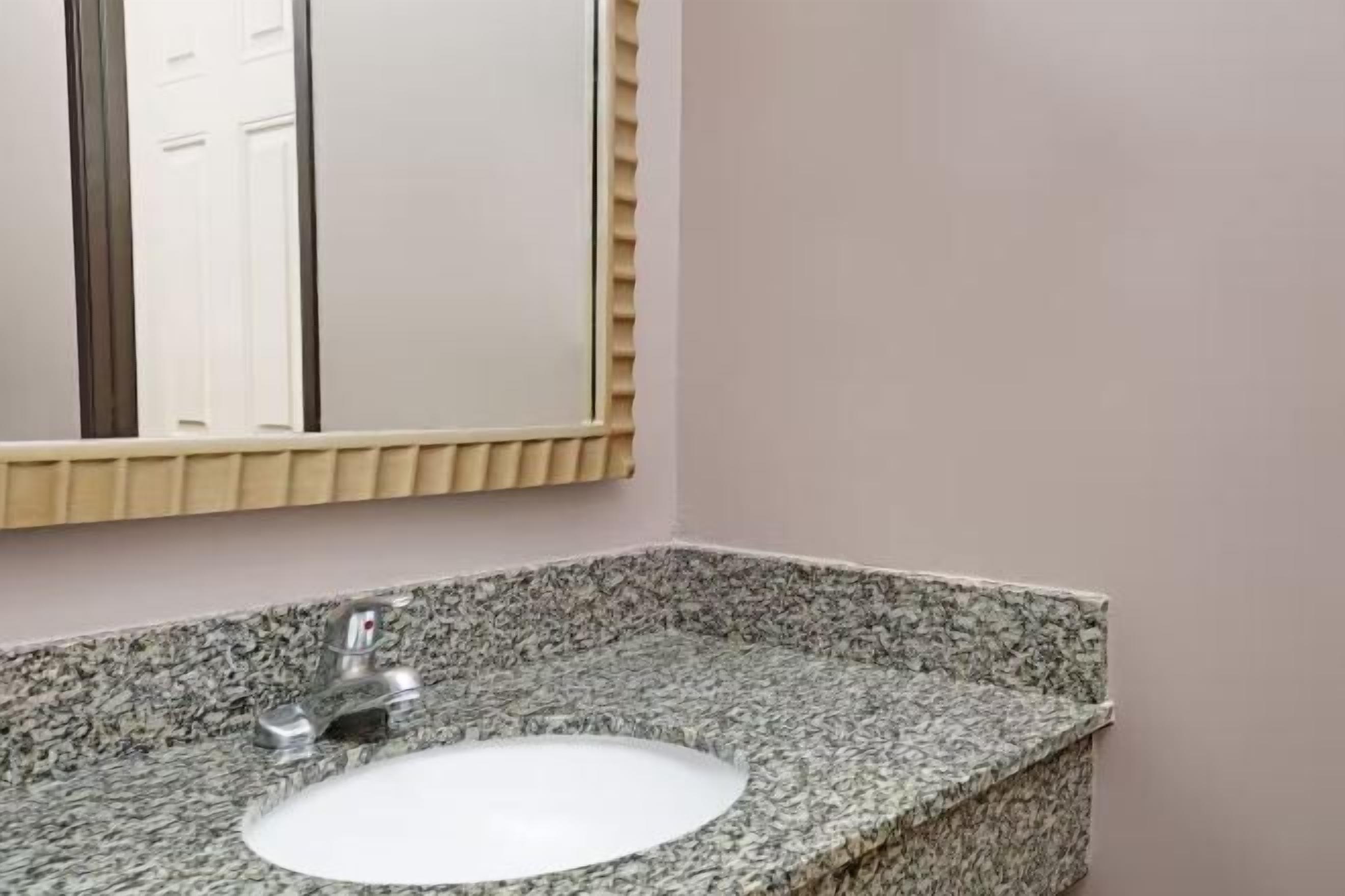 Kombinasi shower/bathtub dan bathtub besar