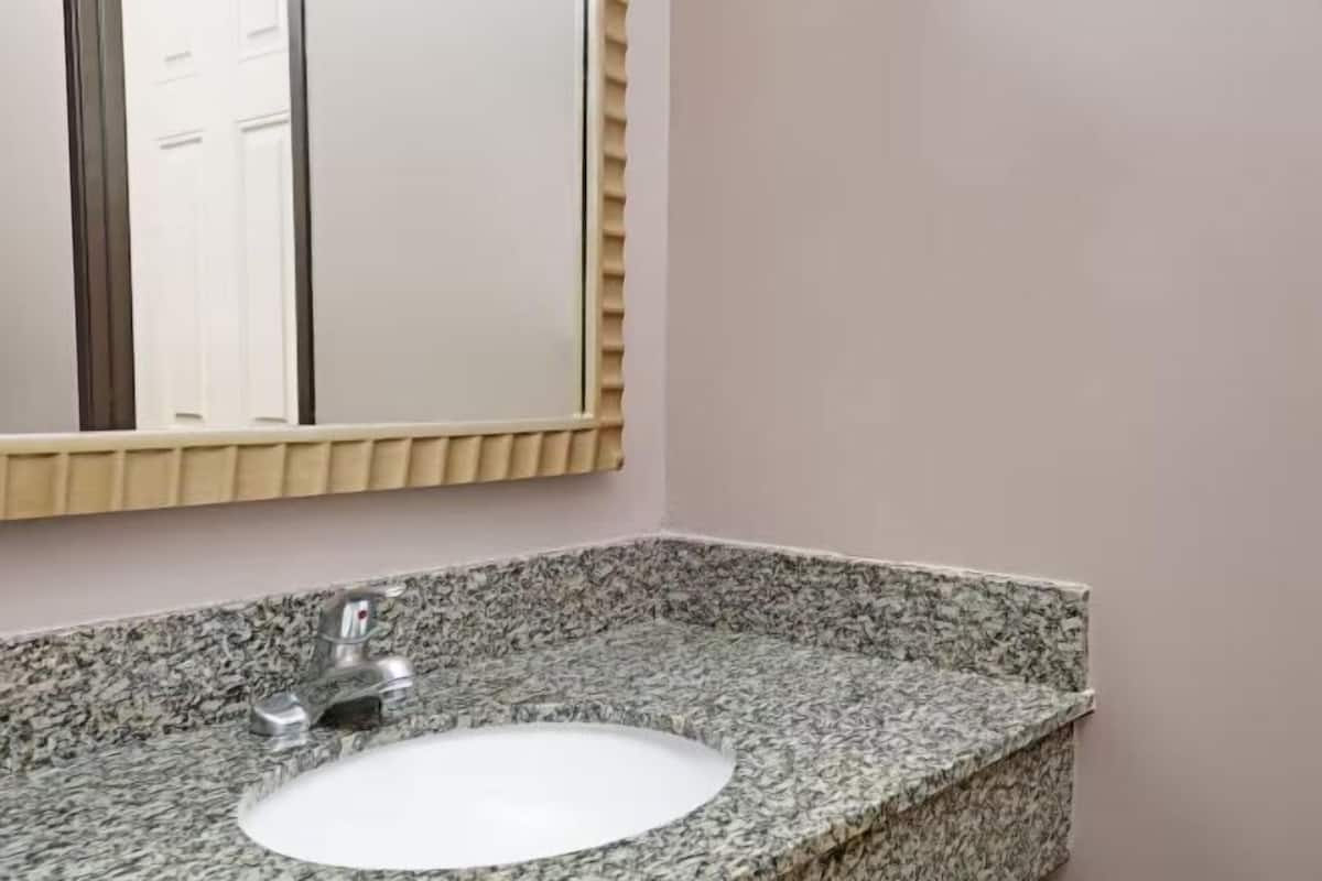 Combined shower/bathtub, deep-soaking bathtub, eco-friendly toiletries