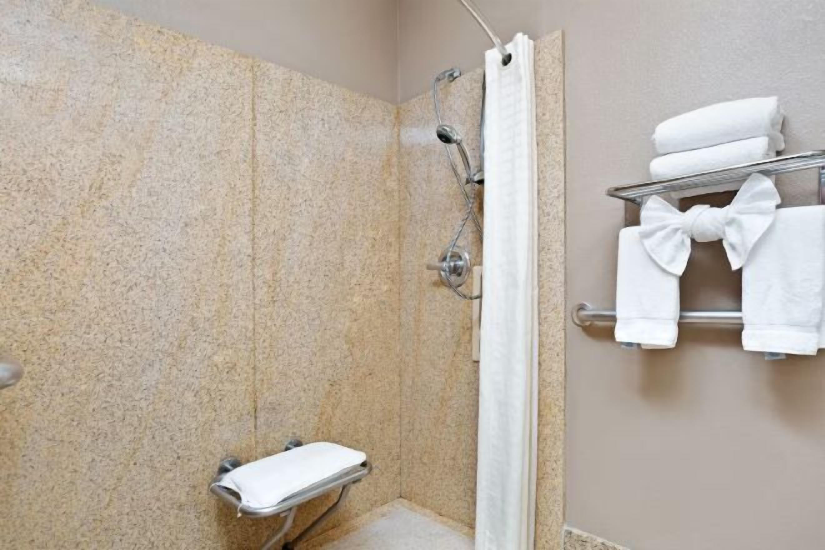 Kombinasi shower/bathtub dan bathtub besar