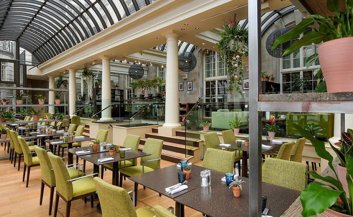 Petit déjeuner, déjeuner et dîner servis sur place