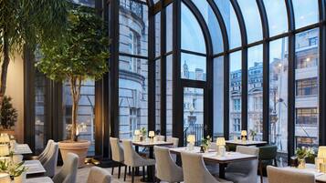2 restaurants; breakfast, lunch and dinner served