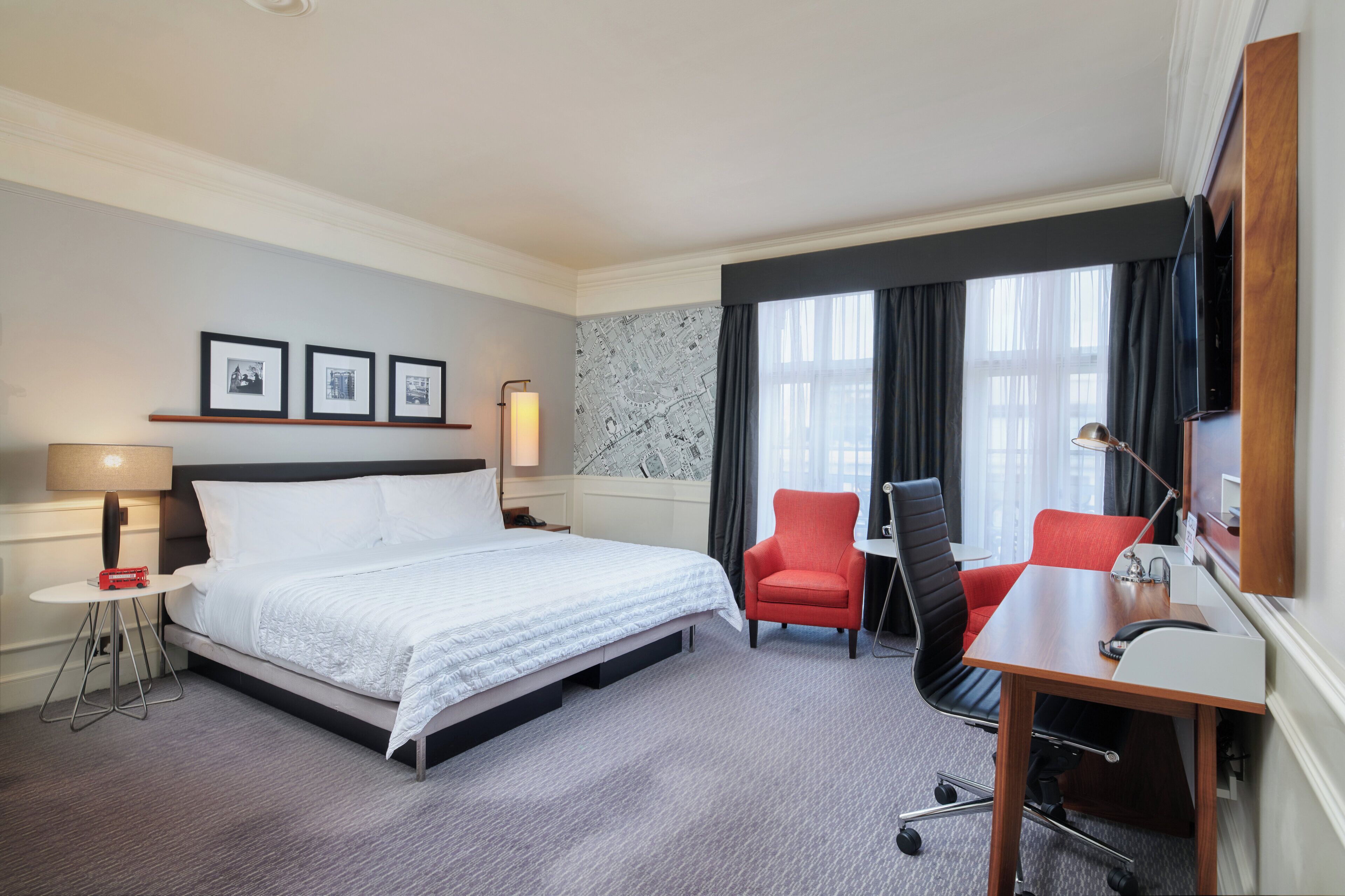 Suite | Hypo-allergenic bedding, minibar, in-room safe, desk