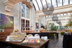 Daily full breakfast (GBP 28 per person)