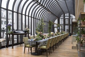 2 restaurantes; se sirve desayuno, almuerzo y cena