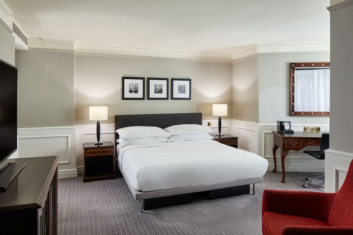 Junior Suite | 1 bedroom, hypo-allergenic bedding, minibar, in-room safe