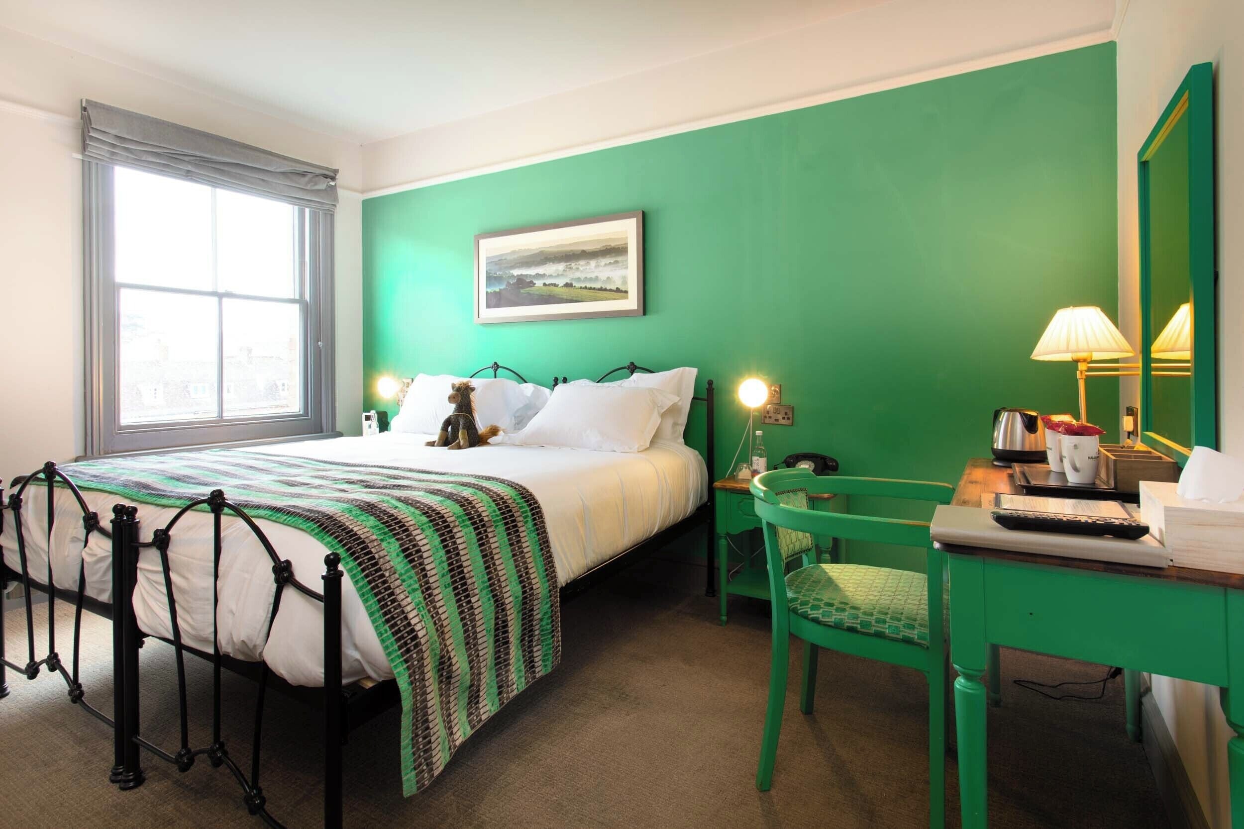 Hypo-allergenic bedding, laptop workspace, iron/ironing board, free WiFi