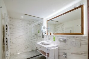 Superior Double Room | Bathroom