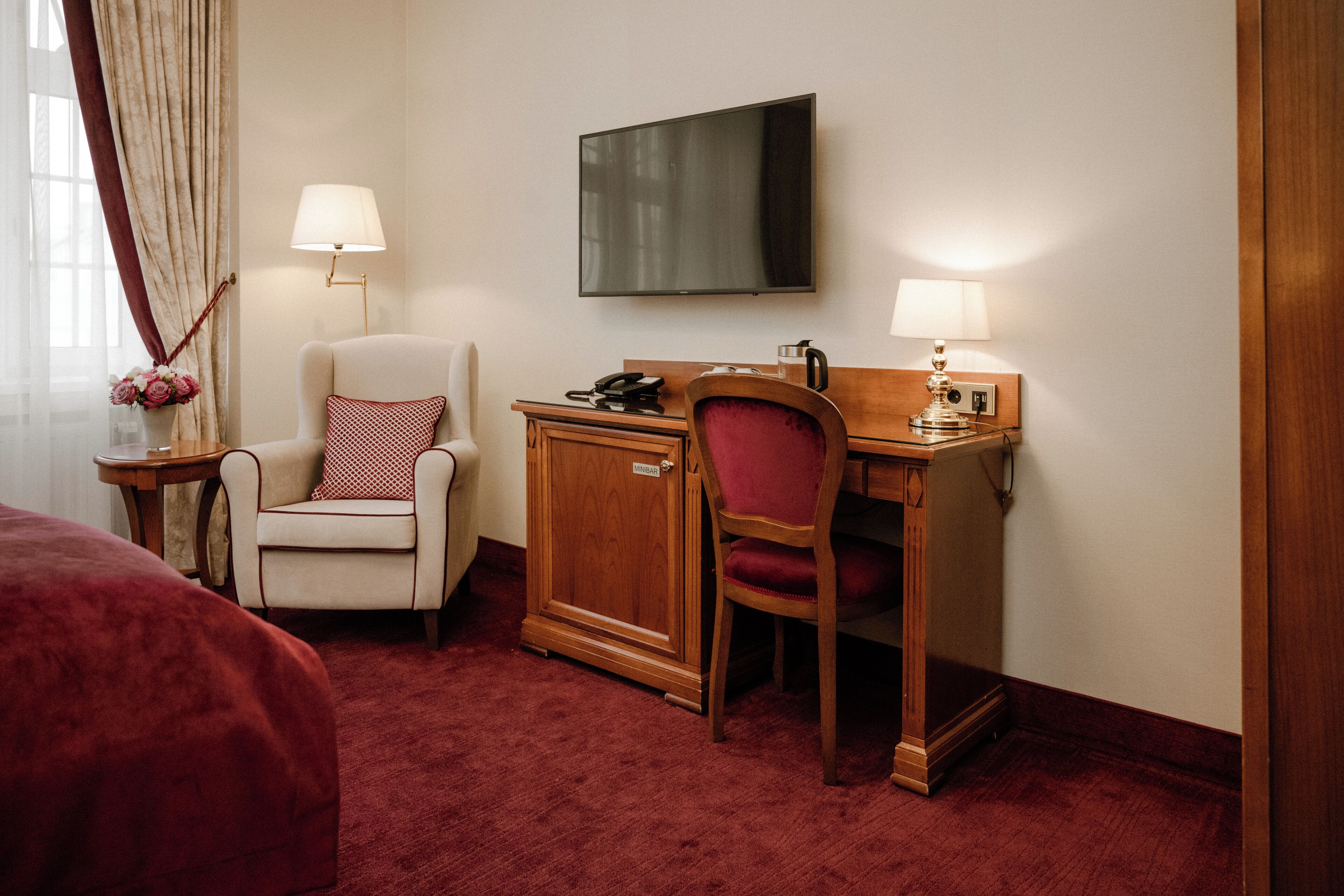 classic double room | 1 bedroom, minibar, in-room safe, desk